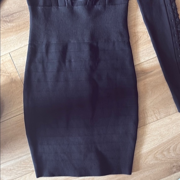 Black V-Neck Ruffled Long Sleeve Dress - Picture 6 of 10